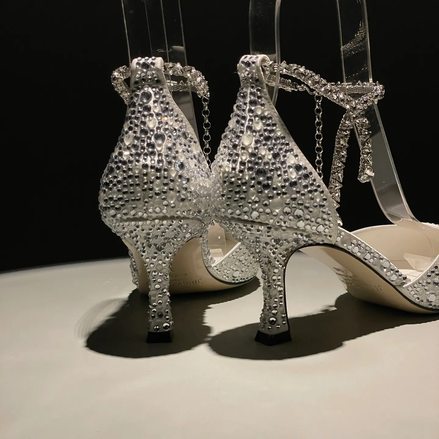 👟👟Ex-factory price 720👟👟 Jimmy Choo/Jimmy Choo classic diamond chain pointed toe crystal high-heeled sandals. Excellent crystal shoes. So beautiful that you can't take your eyes away. The shape of the shoes is very delicate and not too narrow and long. The internal space is sufficient to allow the toes to relax enough. The rhinestones outline a charming arc on the instep. It is simply beautiful. It has a 360-degree surrounding fairy atmosphere. Gorgeous without being exaggerated! ! The fabric is made of imported silk, with imported sheepskin lining. Customized A-grade Italian genuine leather sole. Heel height: 6.5 or 8.5. Size: 35-40 (41, 42, 43 customized, non-refundable)
